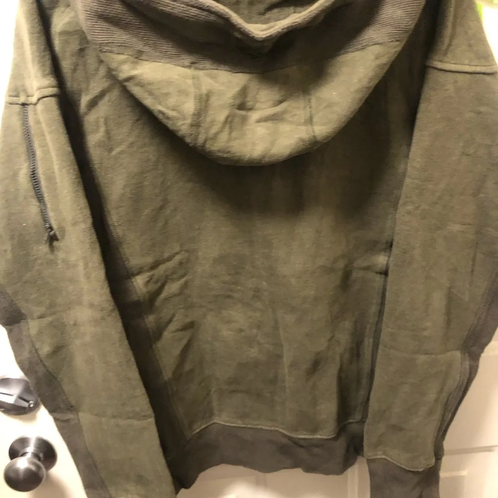 Lululemon - Picture 2 of 3